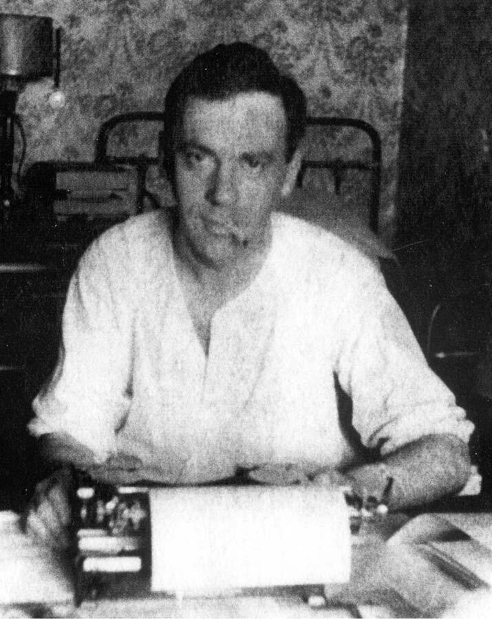 Юрий Герман в офицерском общежитии Полярного. 1942 г. Юрий Герман в офицерском общежитии Полярного. 1942 г.