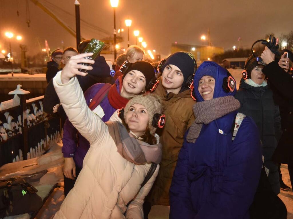 Светящиеся наушники понравились всем. Светящиеся наушники понравились всем.