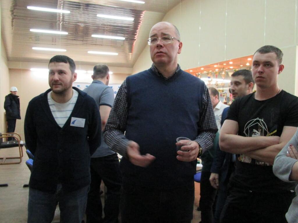 В центре: Александр Карбаинов, тренер-консультант