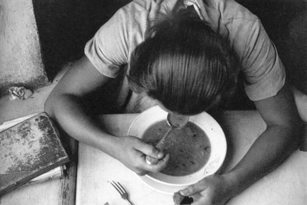 &laquo;Дома грязь, помои, клоп - здесь борщи и эскалоп&raquo;.
