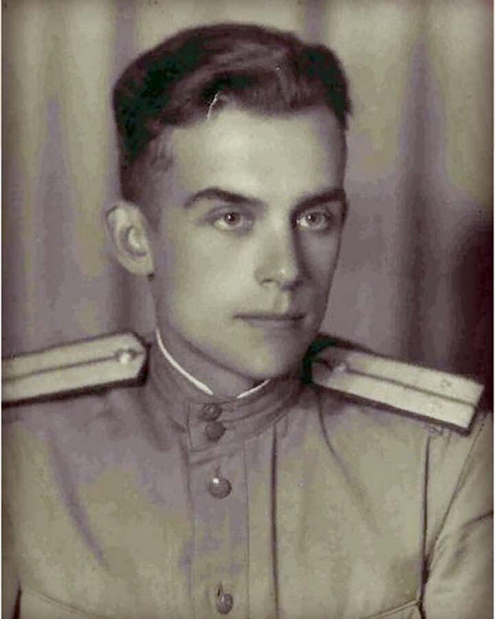 Известный мурманский журналист Константин Полтев. Снимок военных лет. Известный мурманский журналист Константин Полтев. Снимок военных лет.