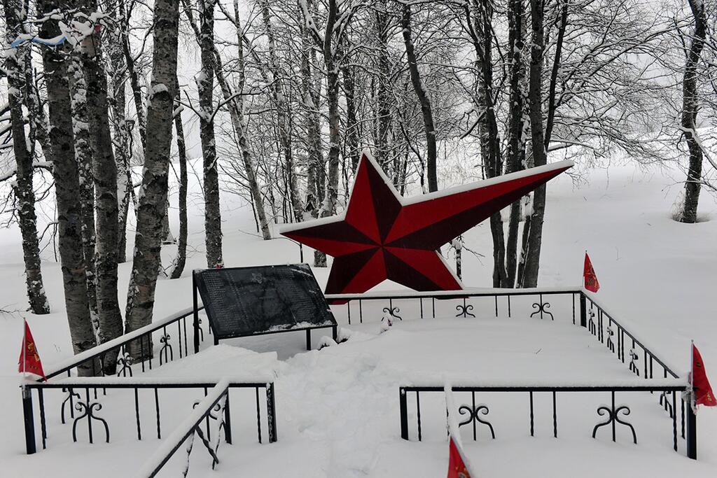 Памятник погибшим землякам.