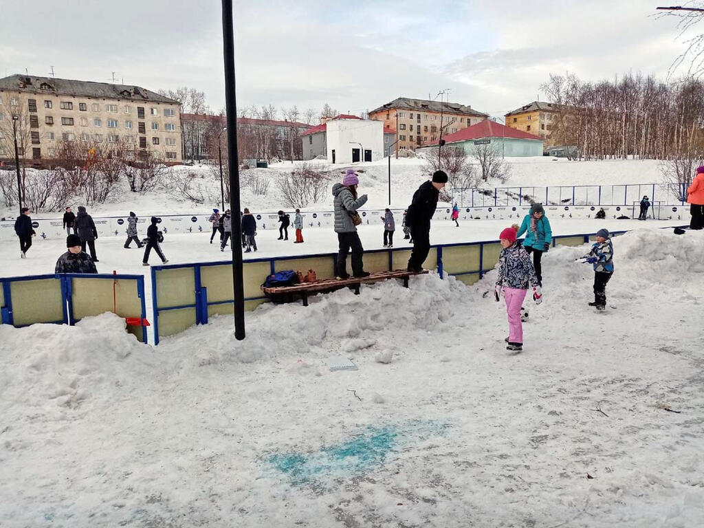 Детишки в Кандалакше на самовыгуле. Детишки в Кандалакше на самовыгуле.