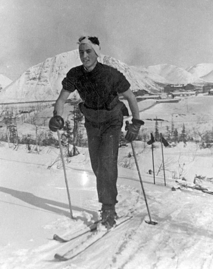Гай Северин, 1948 год. Подъем на гору во время соревнований. Гай Северин, 1948 год. Подъем на гору во время соревнований.