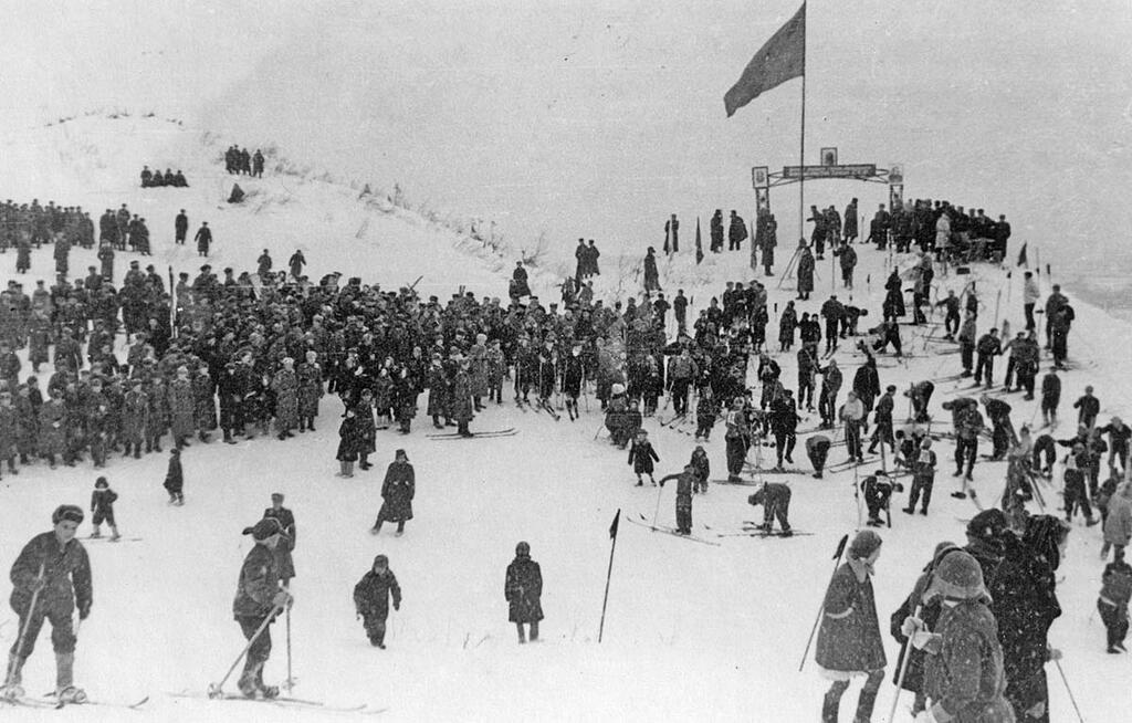 Всесоюзные соревнования Вооруженных сил в Кировске, 1944 год. Всесоюзные соревнования Вооруженных сил в Кировске, 1944 год.