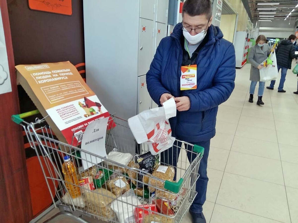&laquo;Тележка добра&raquo; в апатитском торговом центре. Помощь малоимущим.