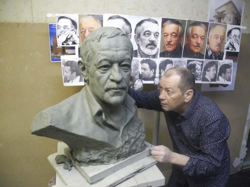 Скульптор Александр Арсентьев в работе над бюстом Виктора Тимофеева.