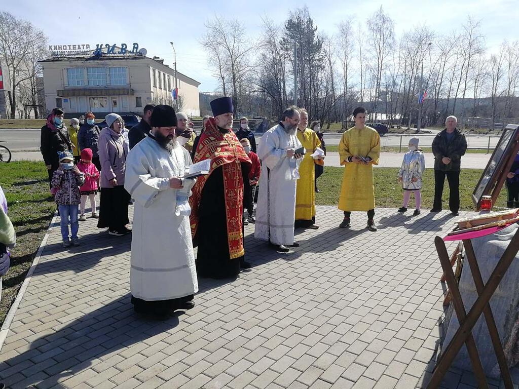 Молебен у закладного камня.