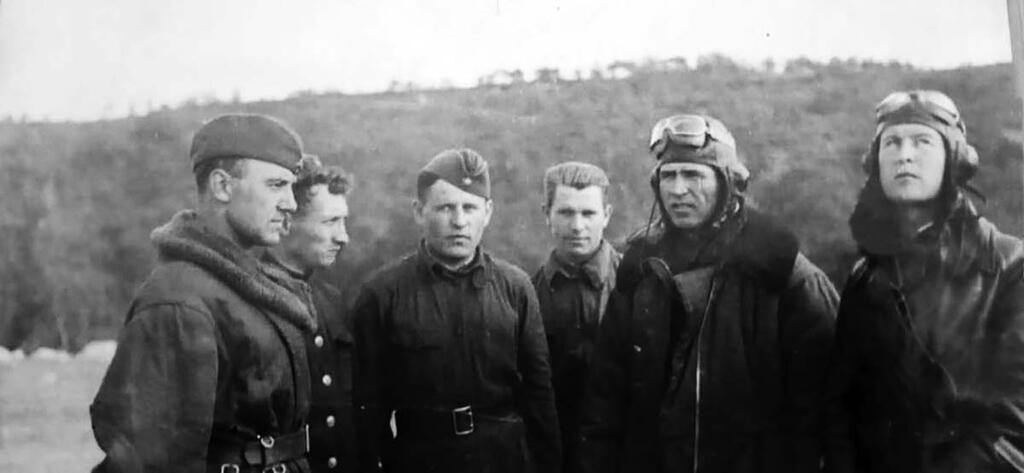 Командир эскадрильи штурмовиков майор В. К. Черных со своими летчиками.