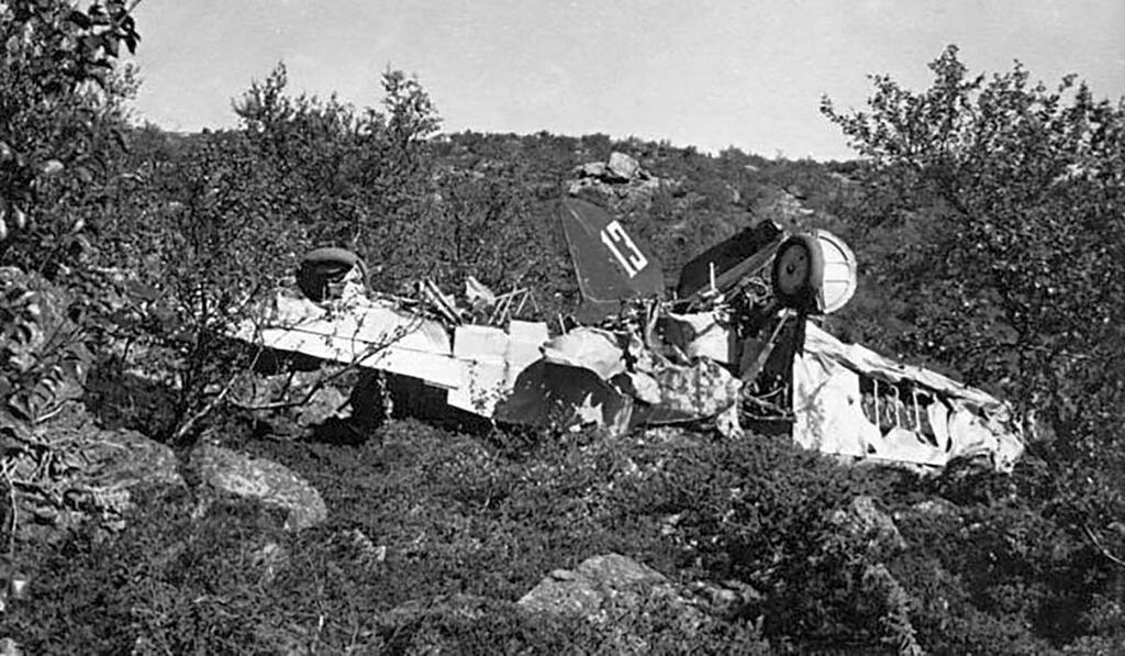 Разбитый истребитель И-16 с хвостовым номером «13», на котором 16.07.1941 г. погиб лейтенант Г. В. Антипин. Фотоснимок сделан немцами. Разбитый истребитель И-16 с хвостовым номером «13», на котором 16.07.1941 г. погиб лейтенант Г. В. Антипин. Фотоснимок сделан немцами.