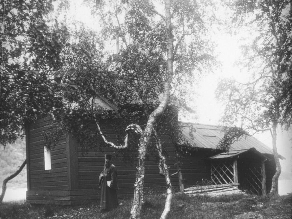сайта sobory.ru. Константин Щеколдин у старого Борисоглебского храма. 1897 г. Фото Эллисив Вессель.