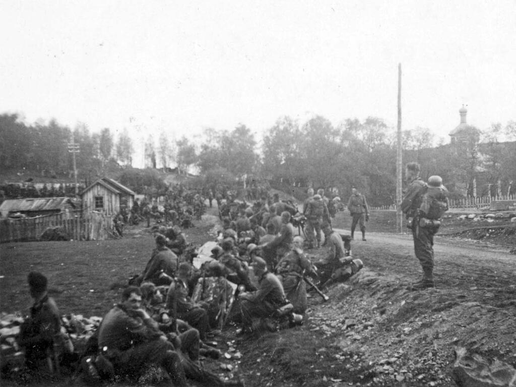 22 июня 1941. Горные егеря на территории Пазрецкого погоста, на заднем плане справа - церковь Бориса и Глеба. 22 июня 1941. Горные егеря на территории Пазрецкого погоста, на заднем плане справа - церковь Бориса и Глеба.