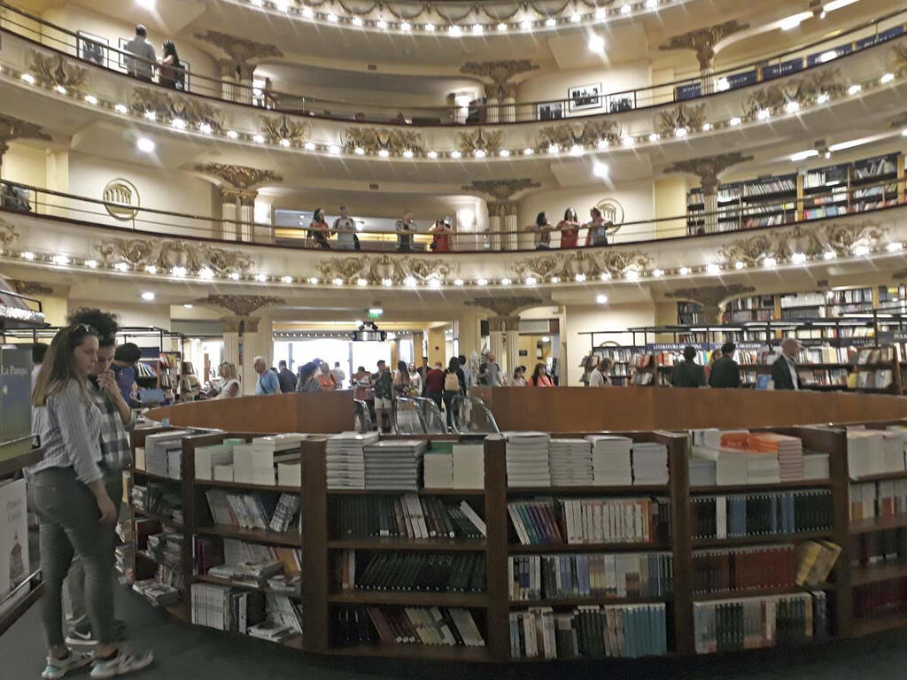 В главном книжном Байреса очень ощутим дух театра.