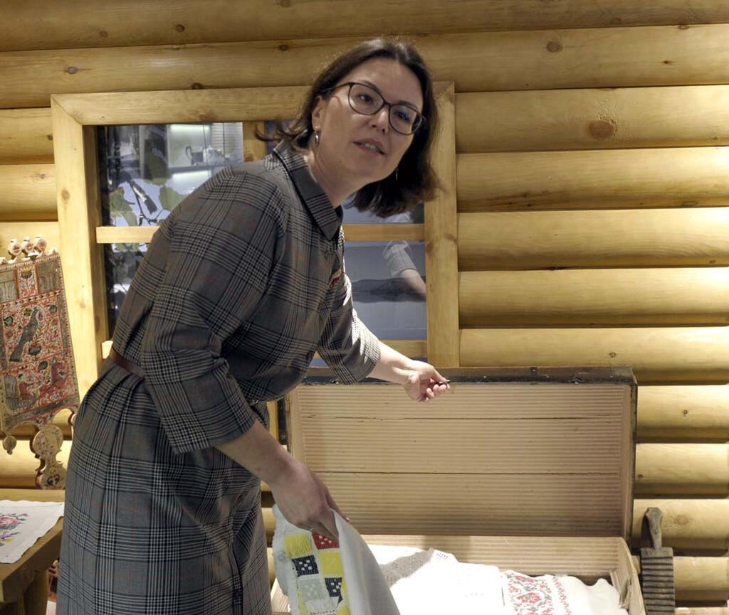 - В таких сундуках хранили приданое, - рассказывает Наталья Чарикова. - В таких сундуках хранили приданое, - рассказывает Наталья Чарикова.