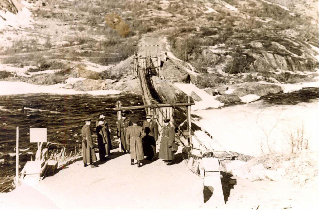 Вид на подвесной мост с правого берега реки Паз. 1950-е годы. Фото с сайта sun9-28.userapi.com Вид на подвесной мост с правого берега реки Паз. 1950-е годы. Фото с сайта sun9-28.userapi.com