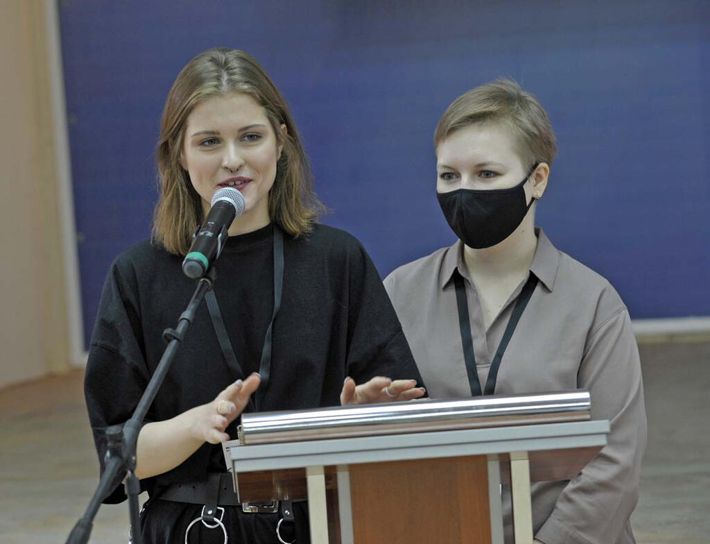 Член оргкомитета фестиваля Анна Роик (справа) и одна из участниц. Член оргкомитета фестиваля Анна Роик (справа) и одна из участниц.