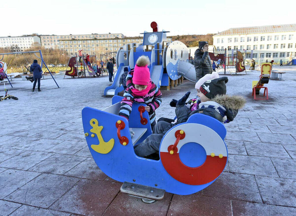 Детская площадка в Гаджиеве, установленная по плану «100 шагов». Детская площадка в Гаджиеве, установленная по плану «100 шагов».