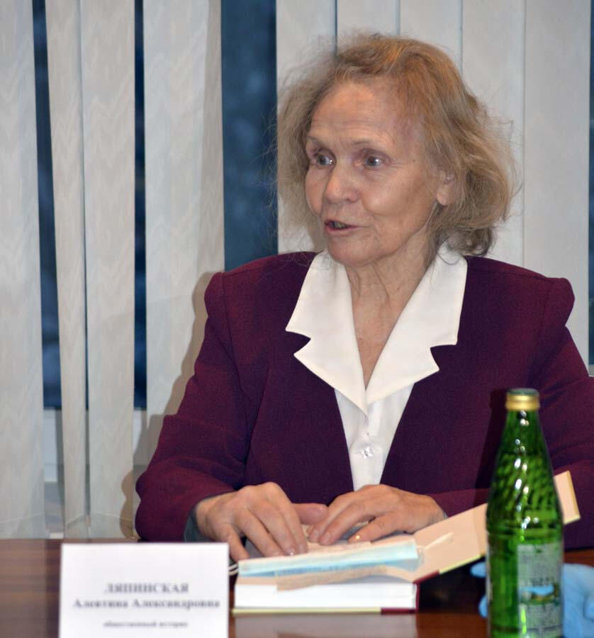 Алевтина Ляпинская называет себя собирателем. Алевтина Ляпинская называет себя собирателем.