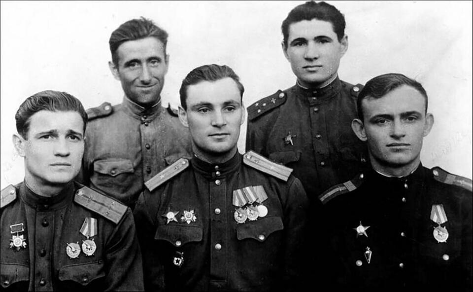 Сидят: лейтенант Николай Абрамов, майор Василий Дончук, старшина Василий Кожухов (слева направо). Сидят: лейтенант Николай Абрамов, майор Василий Дончук, старшина Василий Кожухов (слева направо).
