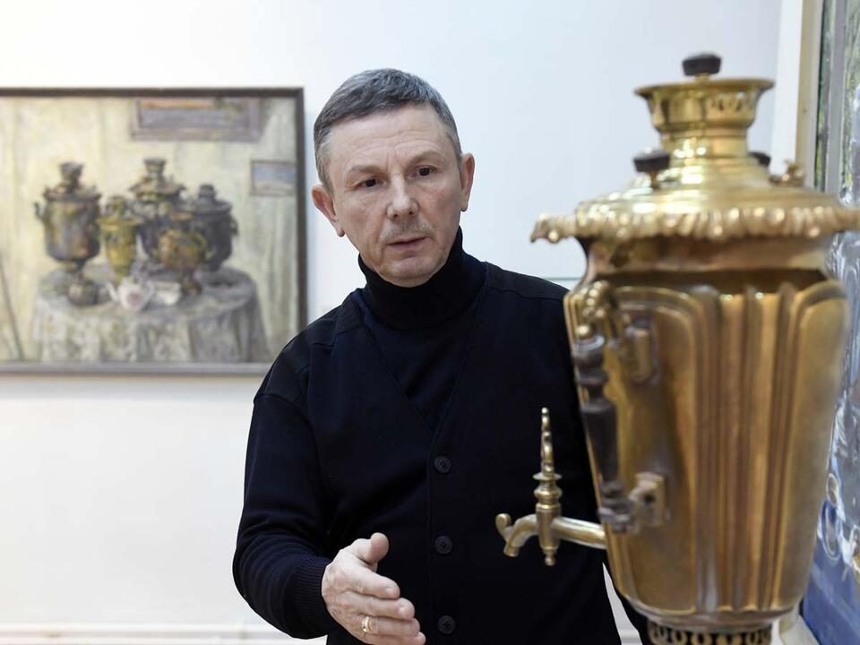 Сергей Шепелев у самовара с цыганскими ручками.