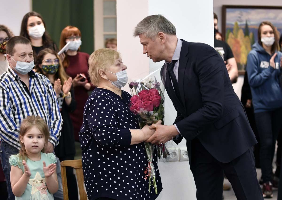 Сергей Ершов приветствует семью художника - вдову Надежду Викторовну, сына Матвея, внучку Мию. Сергей Ершов приветствует семью художника - вдову Надежду Викторовну, сына Матвея, внучку Мию.