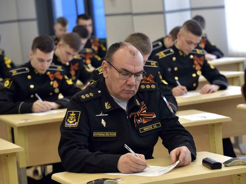 Александр Моисеев проверяет свои знания вместе с курсантами. Александр Моисеев проверяет свои знания вместе с курсантами.