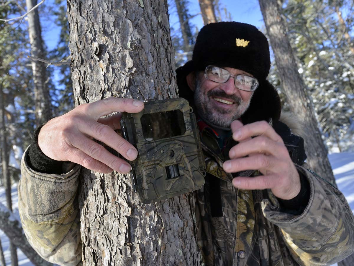 Алекс Гилязов в обнимку с фотоловушкой.