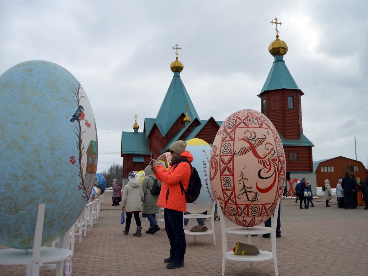 Ростовые писанки привлекают внимание горожан.
