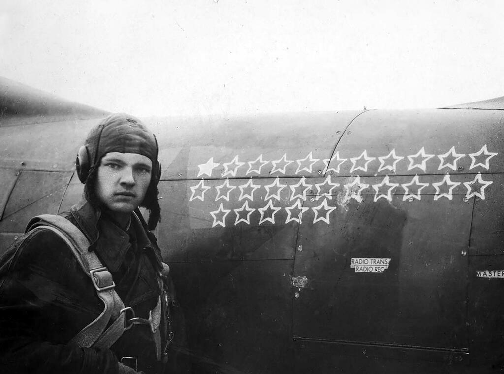 Младший лейтенант Ефим Автономович Кривошеев, пилот 19-го ГИАП. Лето 1942 года.