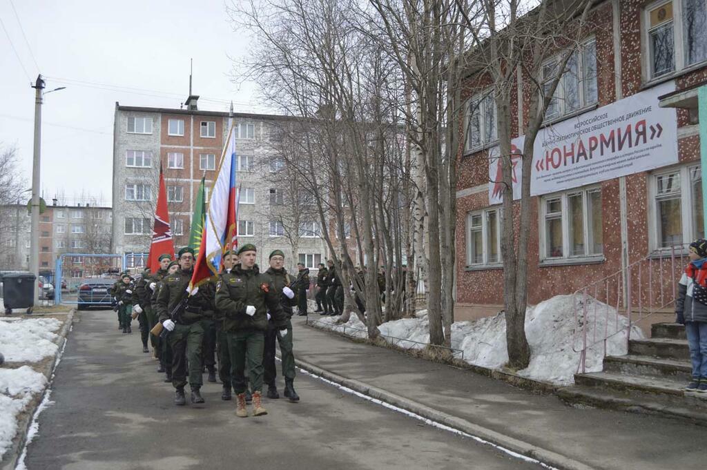 Парадным шагом в честь почетных гостей.