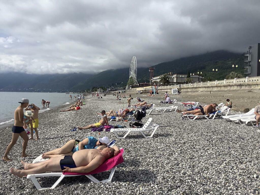 На пляжах пока немноголюдно.