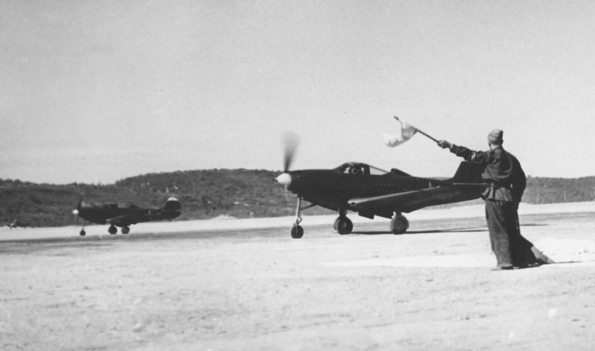 Июнь 1943 г. Взлетают «Аэрокобры» 255-го ИАП. Июнь 1943 г. Взлетают «Аэрокобры» 255-го ИАП.