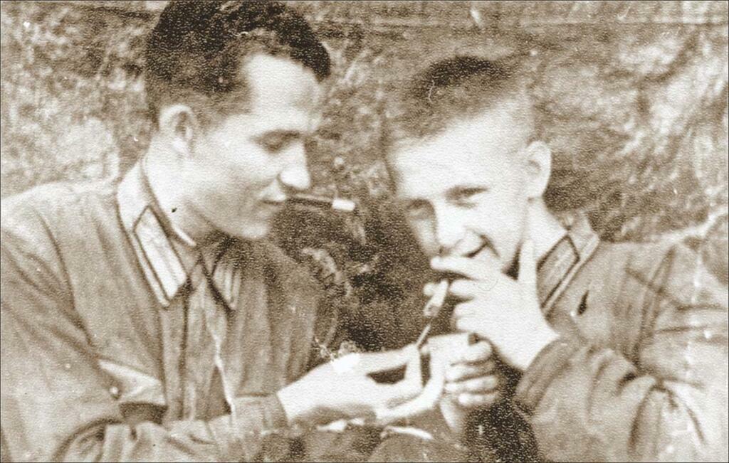 Александр Подстаницкий (справа) в летной школе. Александр Подстаницкий (справа) в летной школе.