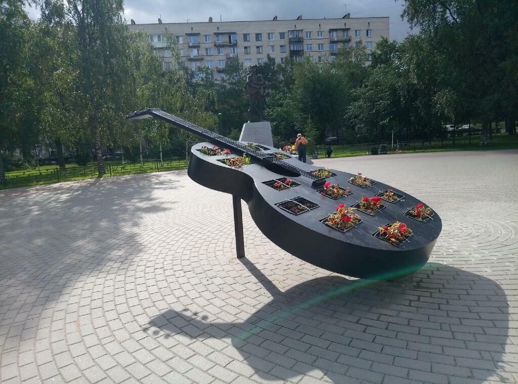 А. Борисов Памятник Виктору Цою в Петербурге. Фото - 15 августа 2021 года.