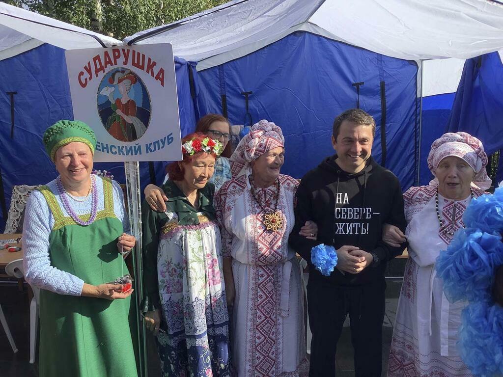 Сергей Юдков. Фото с ковдорчанками.