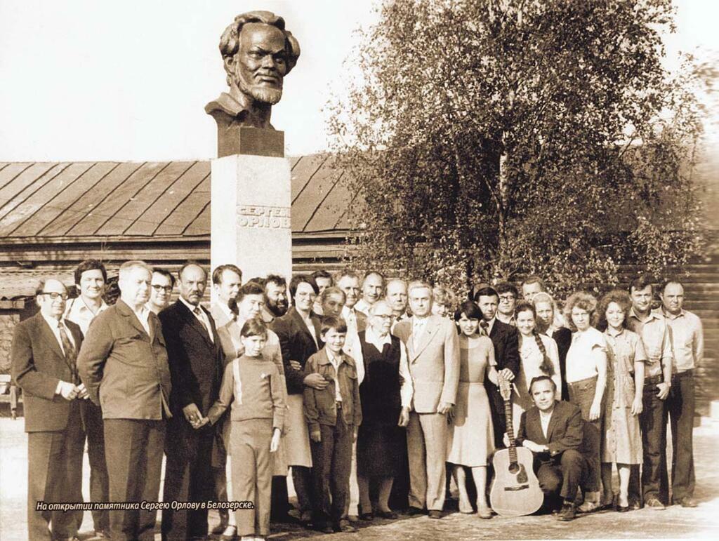 Второй слева - Вячеслав Шапошников, четвертый - Виталий Маслов, прямо под бюстом - Виктор Коротаев, рядом с ним, почти скрыт от глаз, - Владимир Смирнов, дальше - критики-вологжане Валерий Дементьев и Василий Оботуров. В первом ряду в черном платье, седая, в очках - мать поэта Екатерина Яковлевна Шарова.