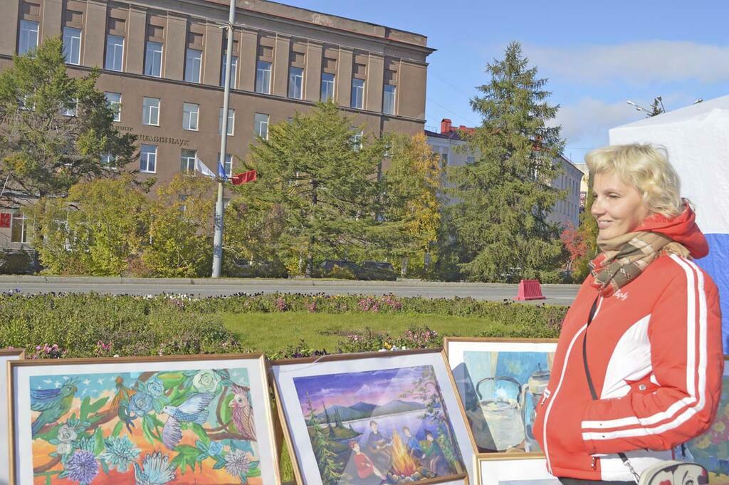 Зои Кабыш. Выставка детских рисунков украсила площадь в день праздника.