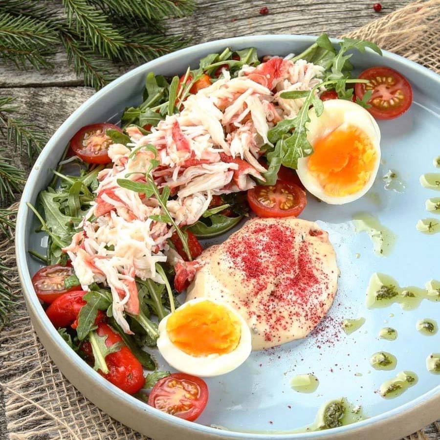 Мясо камчатского краба с рукколой и сливочной страчателлой. Мясо камчатского краба с рукколой и сливочной страчателлой.