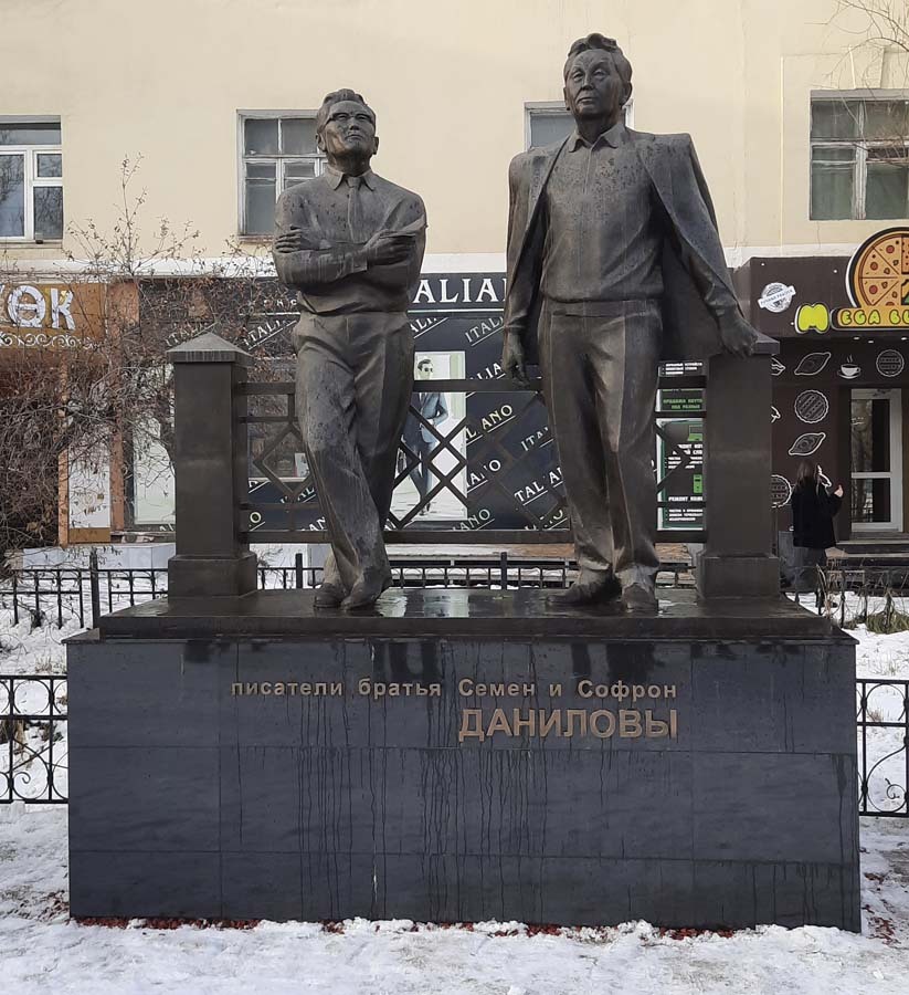 Памятник Семену и Софрону Даниловым в Якутске.