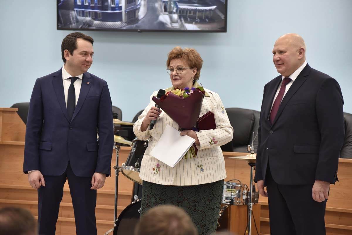 Ветерана Татьяну Игнатенко поздравили Андрей Чибис и Сергей Седых.