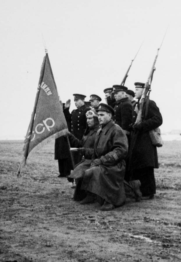 Подполковник Сафонов зачитывает клятву гвардейцев во время вручения 2-му ГСАП гвардейского знамени. 1 мая 1942 г., аэродром Ваенга-Первая. Подполковник Сафонов зачитывает клятву гвардейцев во время вручения 2-му ГСАП гвардейского знамени. 1 мая 1942 г., аэродром Ваенга-Первая.