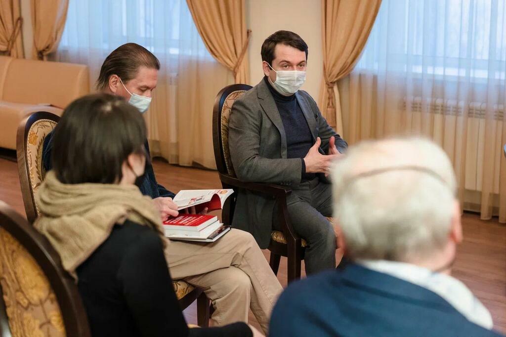 Д. Дубов.