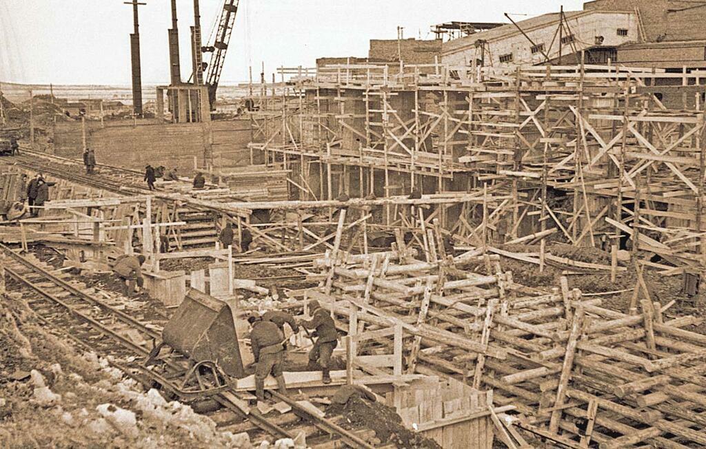 из архива музея Норильска. Опалубка на рудном дворе. 8 мая 1942 г.