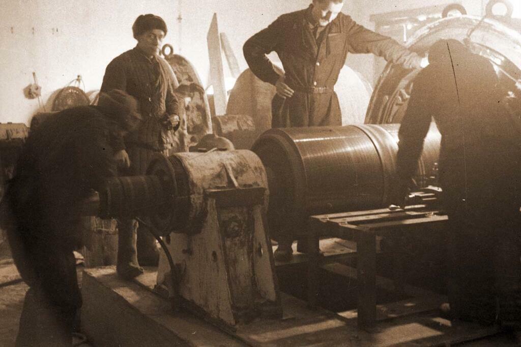из архива музея Норильска. Монтаж генератора. 1943 г.