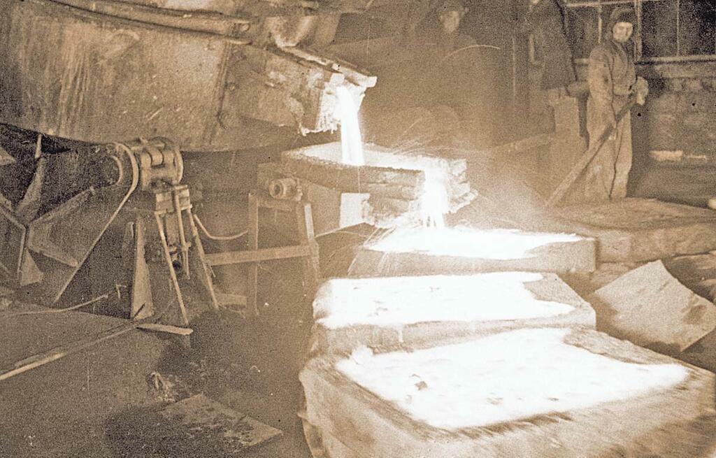 из архива музея Норильска. Розлив черновой меди в изложницы. 1945 г.