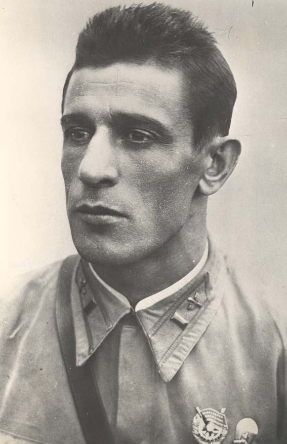 Капитан Леонид Гальченко - командир 3-й эскадрильи 145-го ИАП. Капитан Леонид Гальченко - командир 3-й эскадрильи 145-го ИАП.