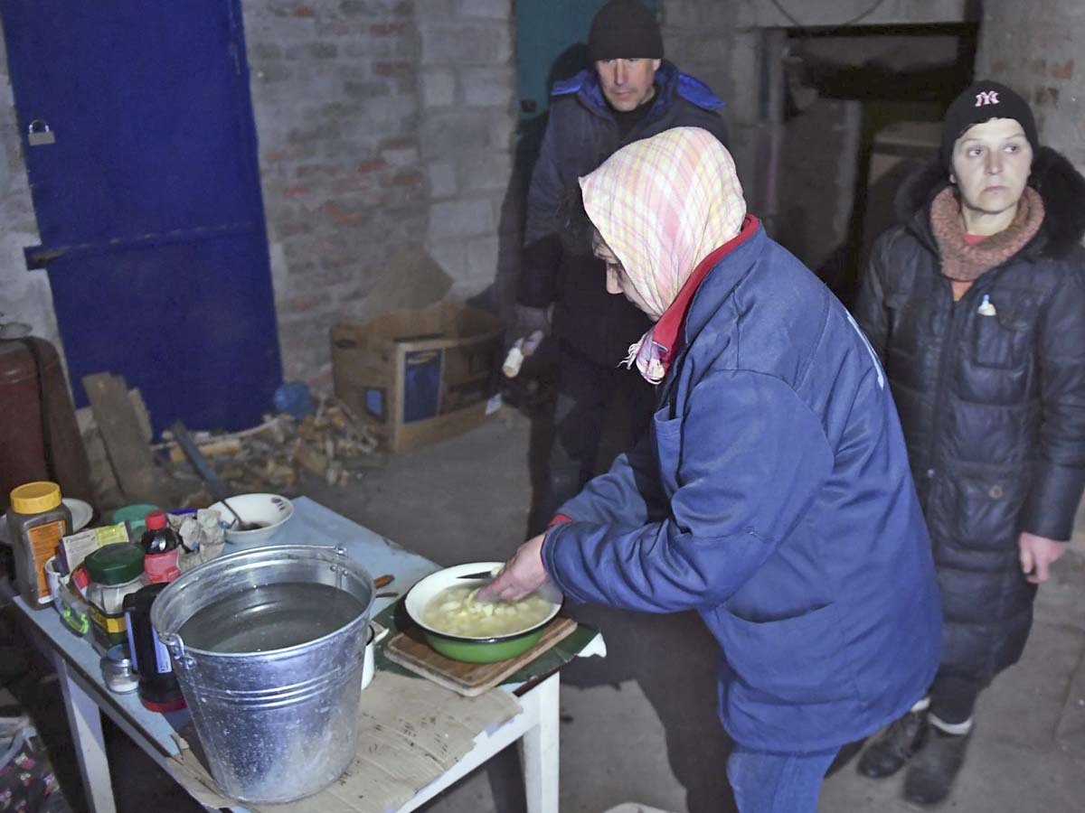 От бомбежек прятались в подвалах. От бомбежек прятались в подвалах.