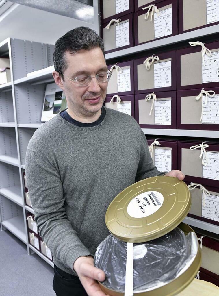 Льва Федосеева. Дмитрий Ермолаев показывает пленку с кинохроникой.