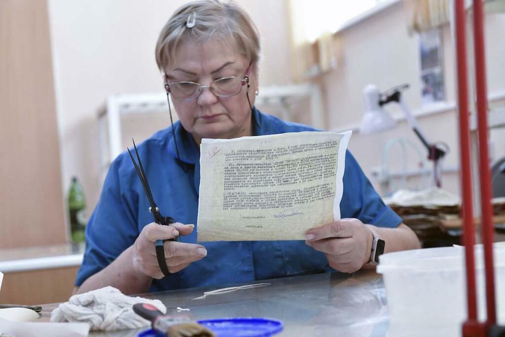 Льва Федосеева. В реставрационной лаборатории.