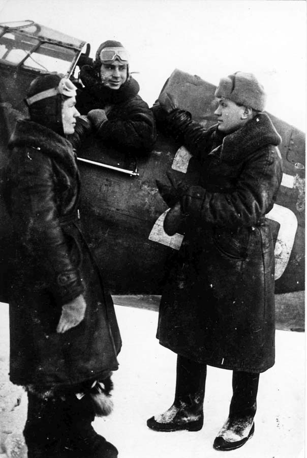 Летчики 145-го ИАП у «двухточечного» истребителя И-16, тип 5. Летчики 145-го ИАП у «двухточечного» истребителя И-16, тип 5.